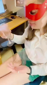 オフィスの精液を食べる、オフィスでの一日、ソーダフェラチオとザーメン、浮気妻が上司のペニスをしゃぶって彼のザーメンを食べる