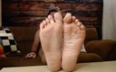 TLC 1992: Suole rugose unghie lunghe piedi nude