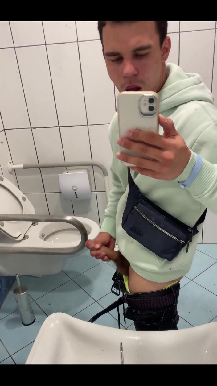 Max_Russell: No puedo perder la oportunidad de masturbarme en el baño