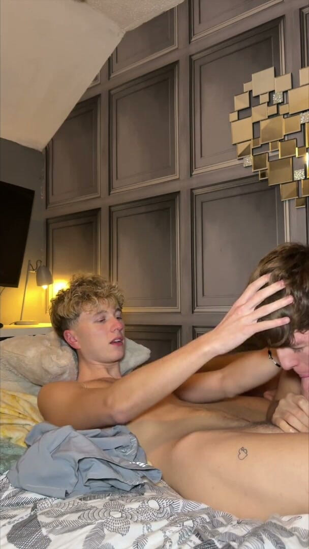 jakeandbailey: Gêmeos chupam e fodem em um quarto de hotel