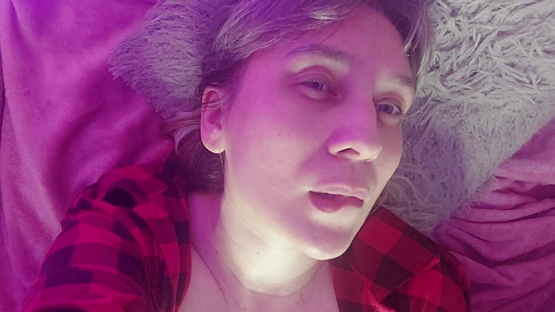 Nicolette69w: La MILF ha trovato un dildo e si è divertita finché...