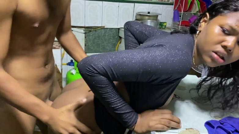 Mariaa: 배다른 아들의 여친의 보지를 따먹어