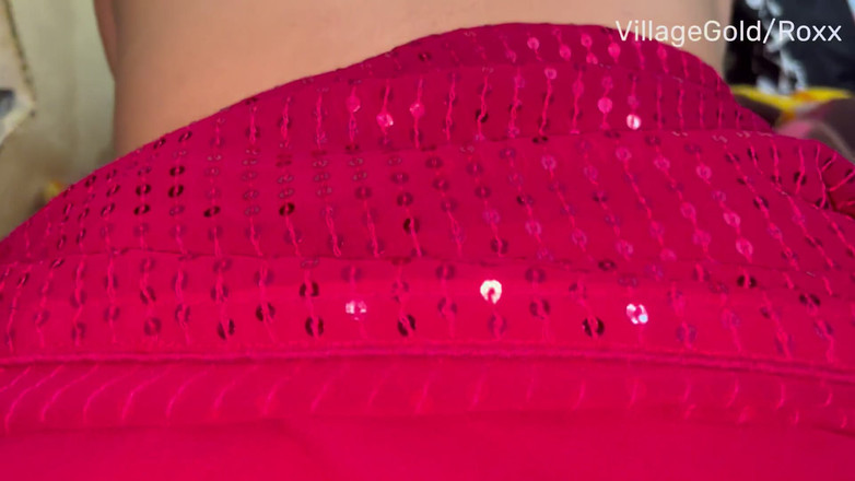 Roxx: Dalam saree merah, dia mengongkek pepek adik iparnya dan mengambil...