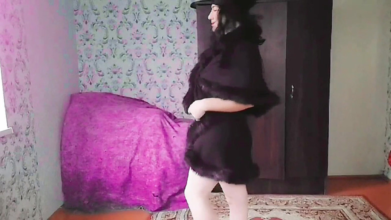 Kitty_Cross: Cewek nakal ini lagi asik joget di depan kamera sambil...