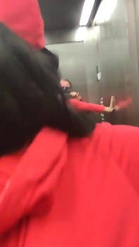 Sex foarte riscant într-un lift cu vecina sexy Dada Deville