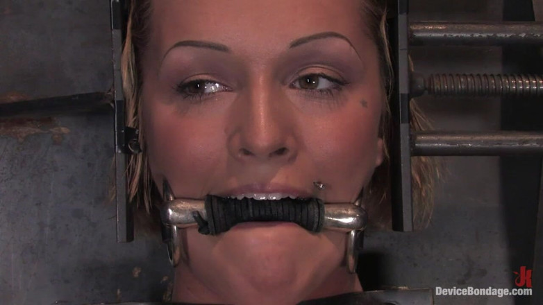 Device Bondage by Kink: Pezones de roca sufren