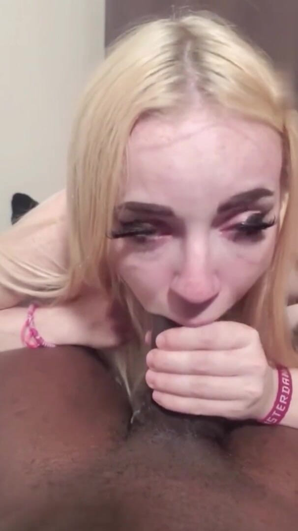 Black Monstercock Force: La piccola bionda britannica di 19 anni ingoia ogni goccia di...