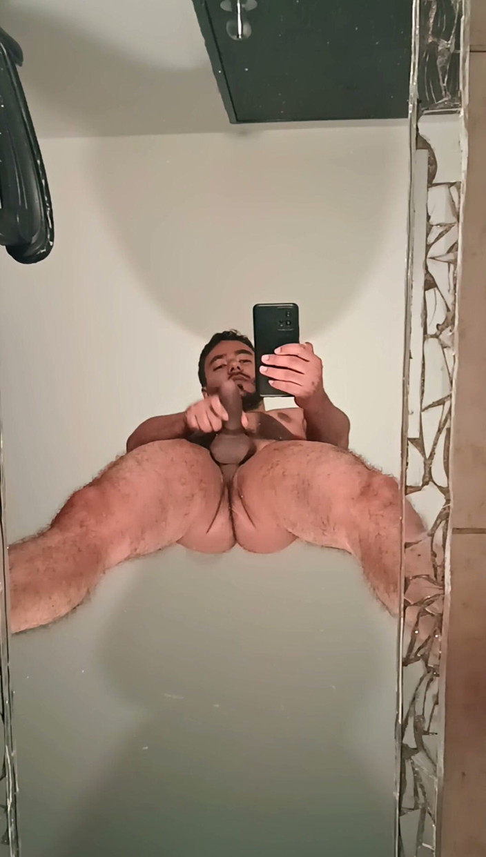 Tommhot: Melancap di hadapan cermin - lelaki latino seksi bermain dengan zakar...