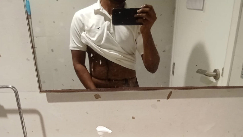 KUMBHA MANOJ KUMAR: ポルノスターVIPがセルフハンドポンプで