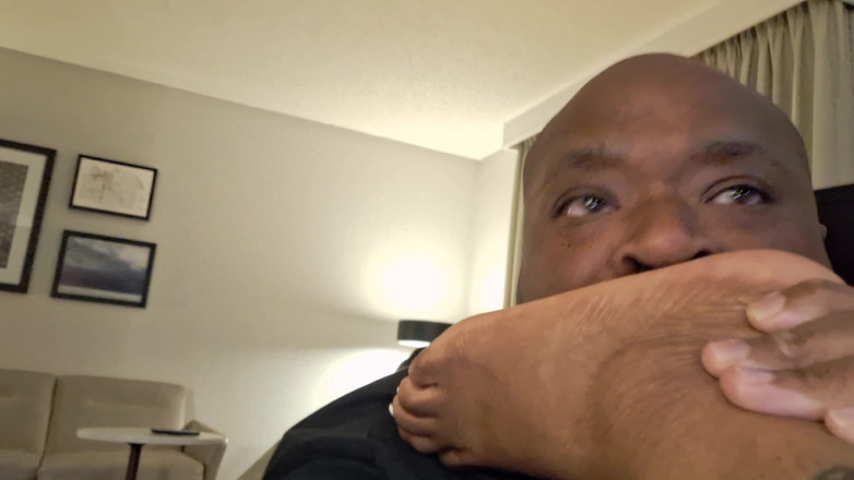 Foot Patrol: Nikki sulu ayakla muamele yatma vakti okşuyor