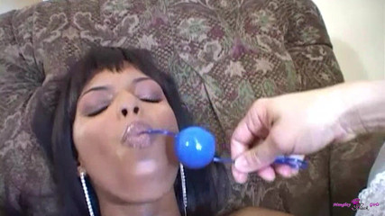 Naughty Black Girls: Potřebuje být hned ošukána, takže si vezme dva chlapy na...