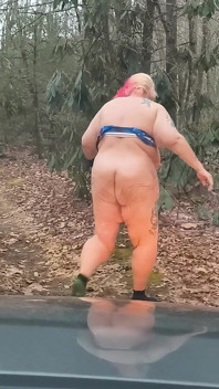 Andando nua na floresta