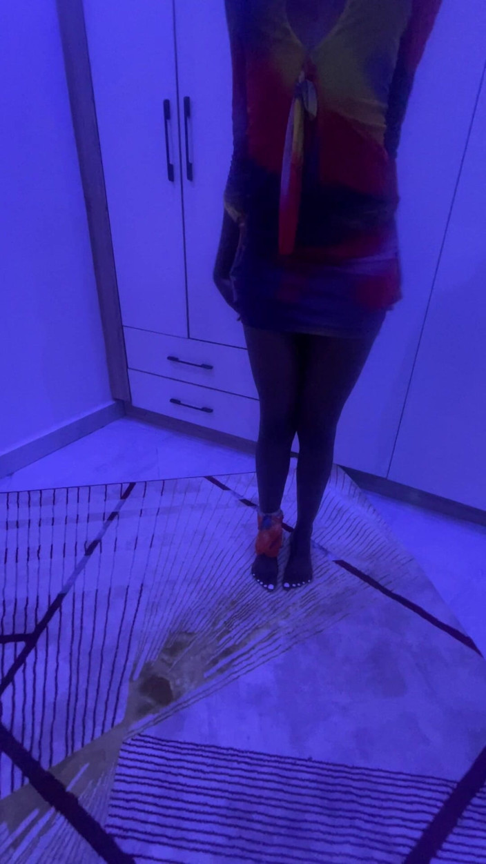DivaHouz: Déesse africaine mince et noire, robe courte, danse, fétichisme des...