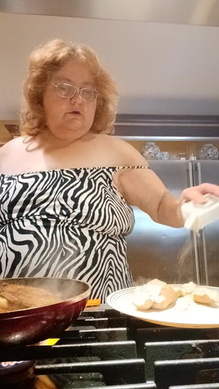 BBW nurse Vicki adventures with friends: Gătit cotlet de porc pentru cină și expunere în timp ce gătesc