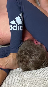 Zaseklá v reverzních hlavách v jejím zadku