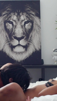 Roztomilá a sexy černá zlatíčka Ami Bue má vášnivý romantický sex s asijským kusem Leo Vice