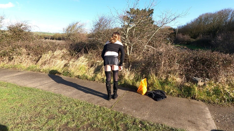 The Midnight Minx: 8インチのプリーツスカートの女装者、続き..