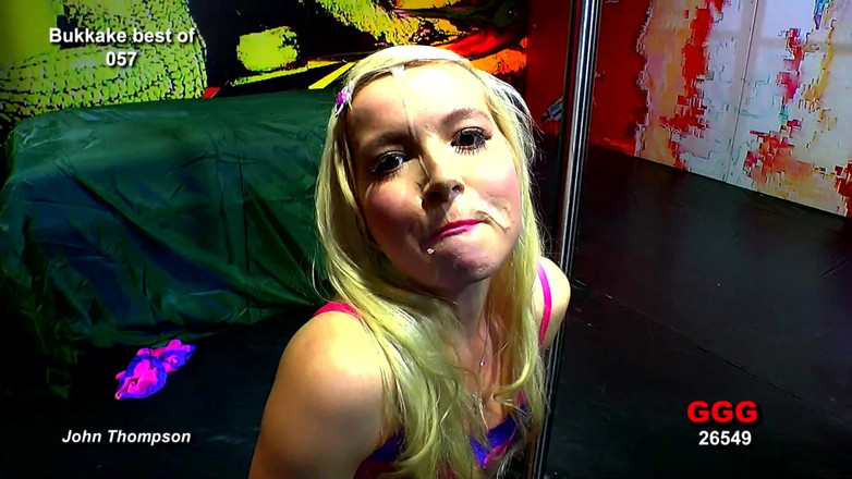 Jerk off and suck until the bitter end: Blonde slet zuigt alle pikken