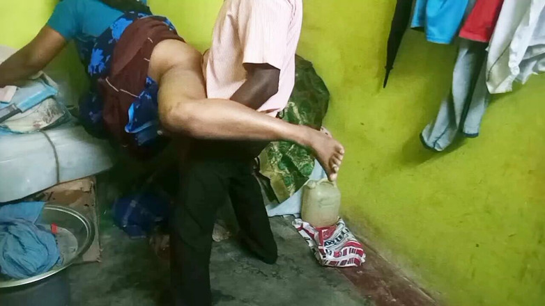 Priyanka314: พนักงานขายสาหรีอินเดียเย็ดกับลูกค้า