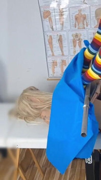 Stiefmoeder neemt stiefdochter voor het eerst mee naar gynaecoloog!