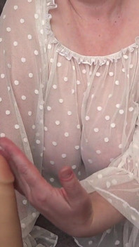 Biustna MILF masturbuje się dużym dildo i wyobraża sobie, że to twój penis.