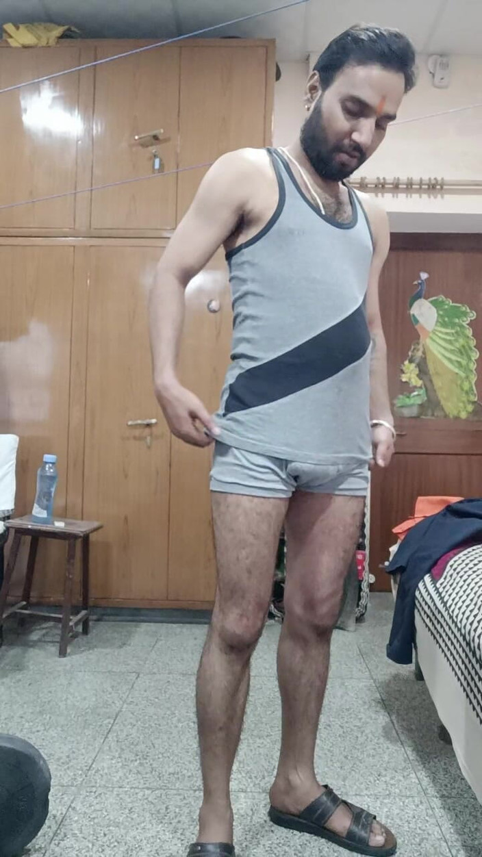 Rajasthani-old-lover: Indischer mann zeigt übung in unterwäsche