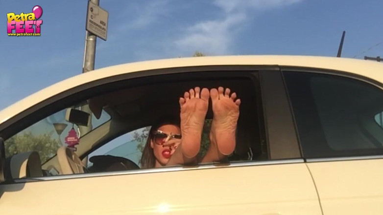 Smokin Fetish: Foot fetiš v autě se sexy teenagerkou