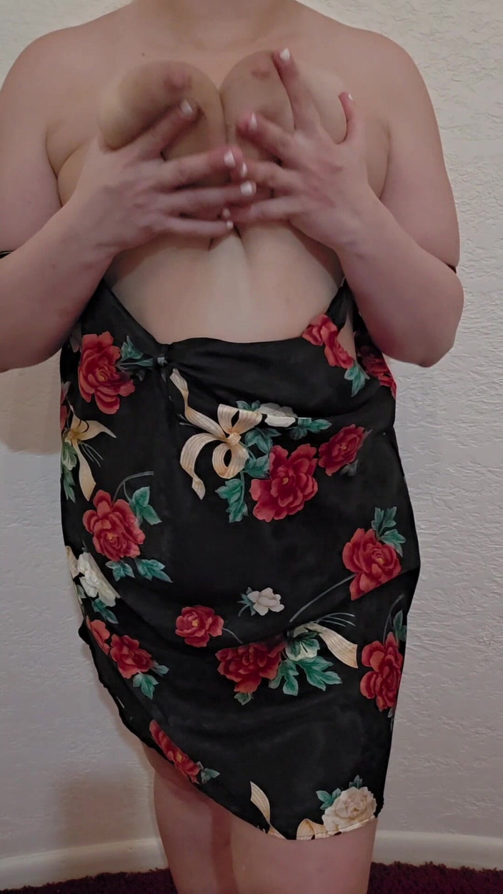 Mrs_KittyCat: Seksi gecelikli tenli ev hanımı Stip'i dölle izle