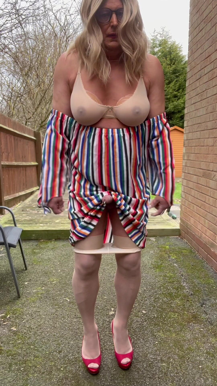 Kellycd2022: Amatör travesti kellycd2022 külotlu çoraplı ve topuklu seksi orta yaşlı seksi...