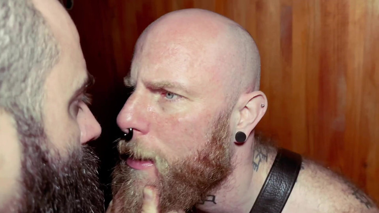 The Bearded Master: Diversión de Gloryhole. Maestro barbudo folla bola de pelo