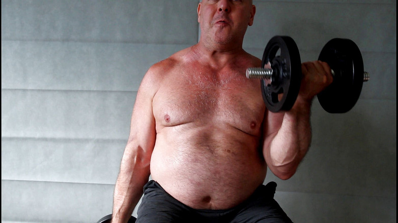 Gaybear1966: 同性恋熊爸爸大块肌肉熊锻炼和按摩。电影肌肉男同毛茸茸的健美运动员