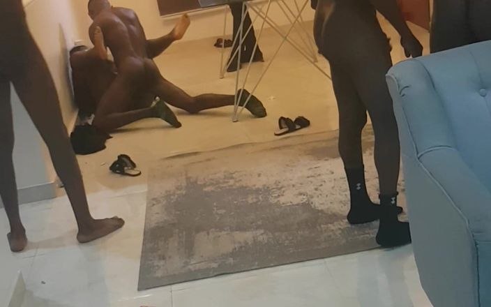 Funfor10k straight videos only: Het maken van woonkamer orgie Bts
