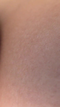 Faccia sepolta nel mio seno con il mio strap-on sepolto nel tuo culo