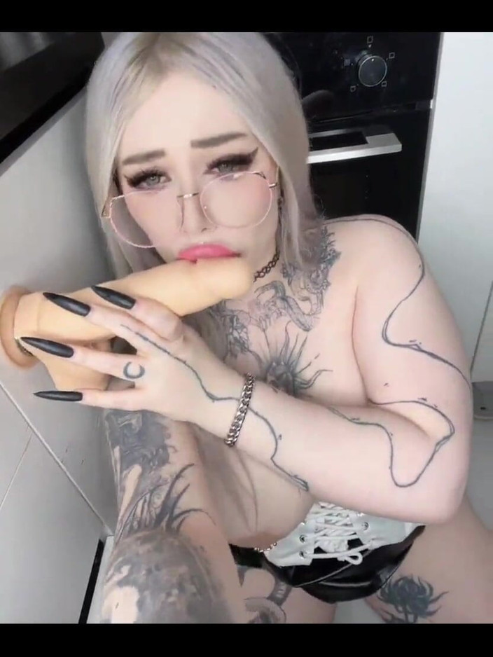 Peachgardens: 직장에 있는 동안 자지를 따먹는 주부 마누라