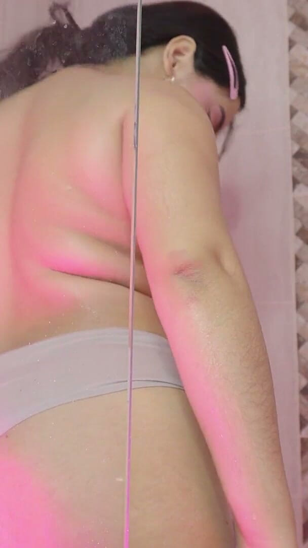 CuttieJennie: 옷을 입은 샤워 오줌 재미