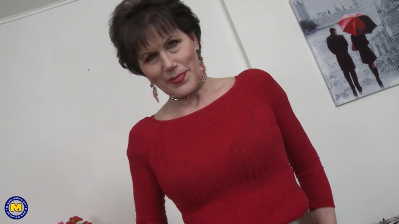 Mature NL: Horny mature in stockings gets fucked and milked