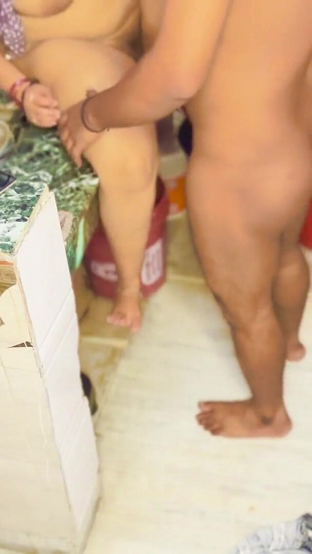 Badal09: Przyjaciel żony Hardcore sex w kuchni non-stop nagie pasje hindi wideo