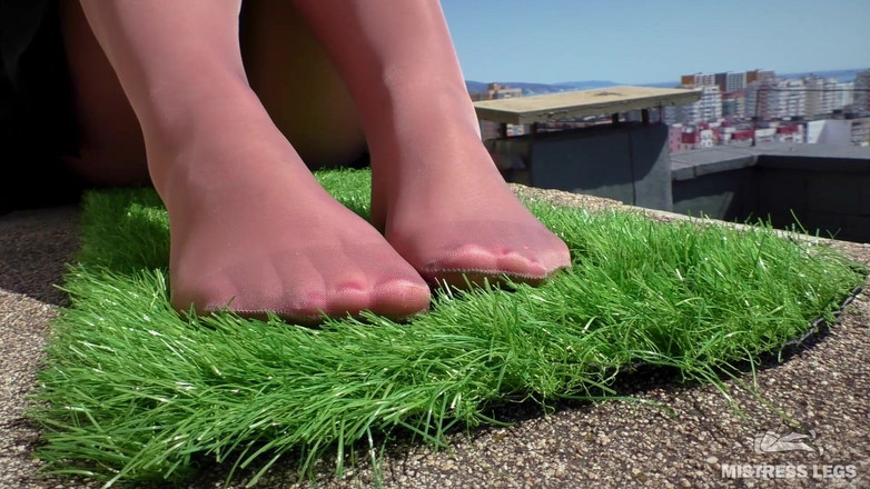 Mistress Legs: Godaan setinggi langit: cewek sange ini menggoda cowok kulit hitam...