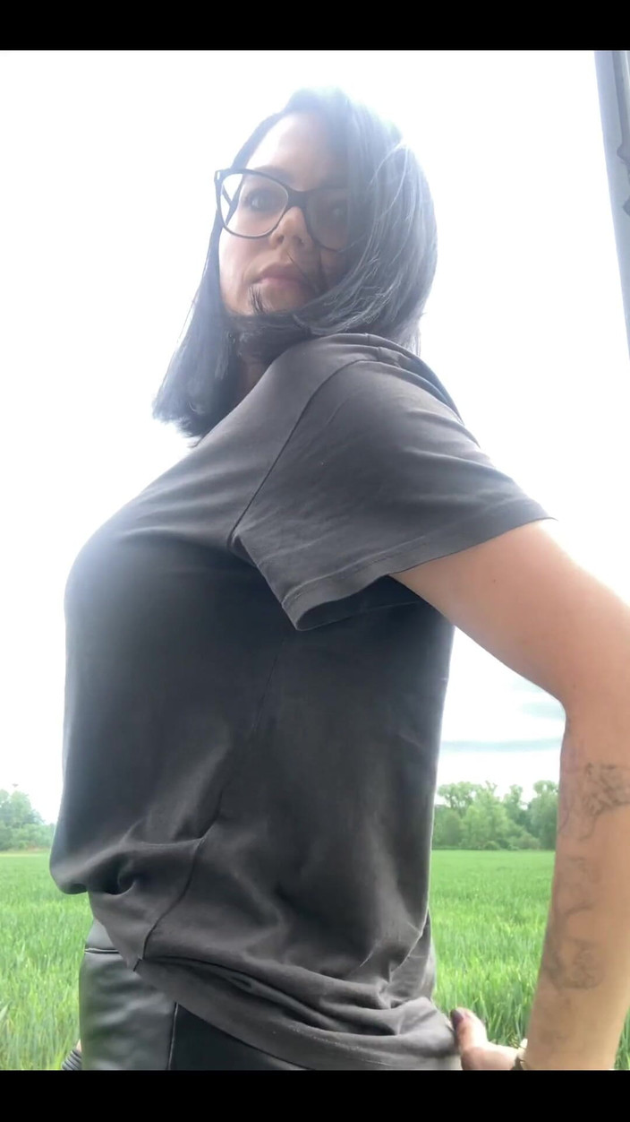 Shione Cooper: Fumando prima di girare nel mio Furgone fuori 