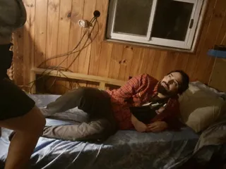Se muda a una casa vacía y termina en una naturaleza salvaje con una extraña parte 1