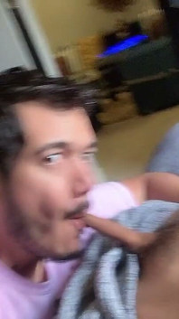 Fazendo cócegas no cara hetero e um boquete