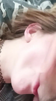 Vero pompino amatoriale a letto fatto in casa: sperma sul viso & ingoio