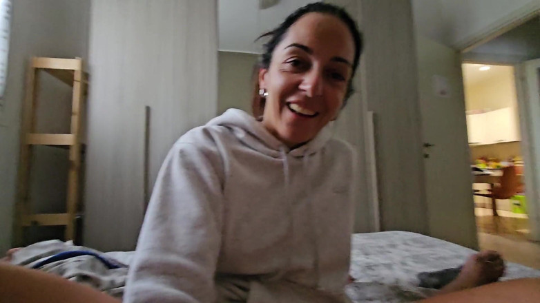 Ferrero anal experience: Ateşli orta yaşlı seksi kadın, ayakla muamele ve İtalyan diyalogları