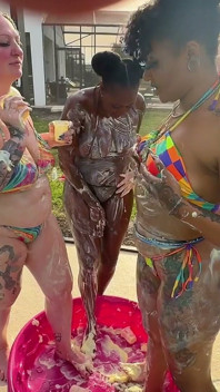 Ricreazione con body cremoso: Savanna, Giana, Bleu e Livie diventano disordinati