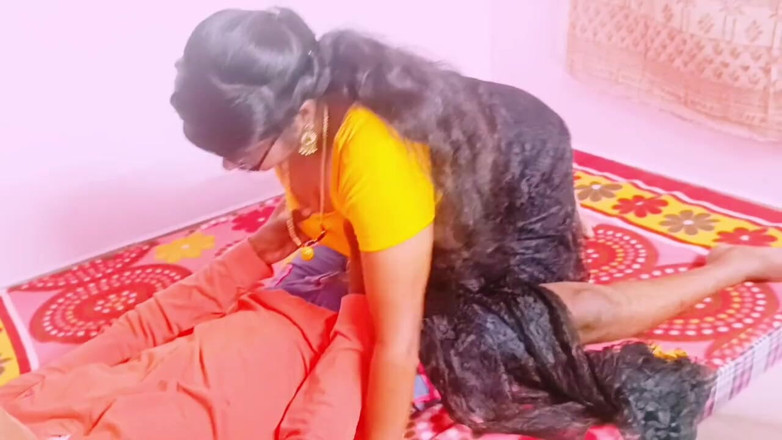 Telugu honey lips: น้องสาวเลี้ยงอินเดียเย็ดควยใหญ่พี่ชายเลี้ยง พูดสกปรกภาษาเตลูกู