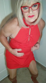 Pequeno vestido vermelho, gozando em todos os lugares