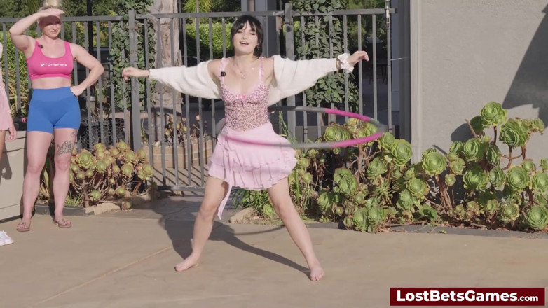 Lost Bets Games: Rezitieren der National Anthem in einer Wacky wild strip-game-show