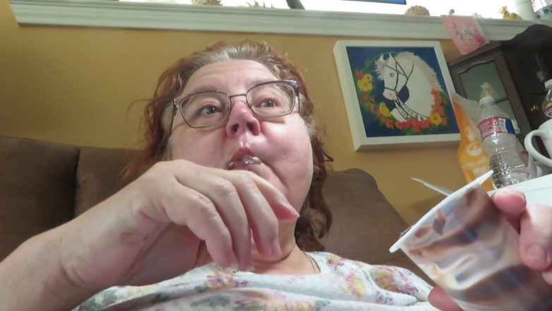 BBW nurse Vicki adventures with friends: Їсть мою чашку для пудингу для вас, годівниці