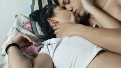 Invito a mi hermanastra a ver una película para poder follarla y correrme en su culo