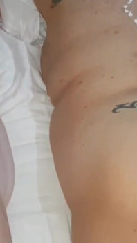 Manžílek mi a mému příteli dává erotickou masáž